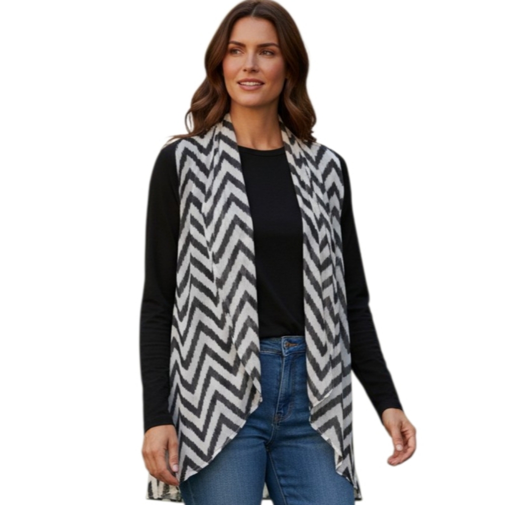 CHRISTOPHER & BANKS BLACK & WHITE CHEVERON PRINT CARDIGAN SZ.S EUC.